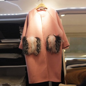 Пальто розовое с большими меховыми карманами