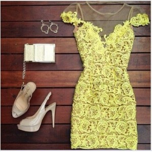 Желтое короткое платье цветочное