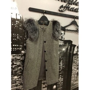 Серый пиджак пальто с мехом на плечах