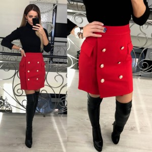 Красная юбка с пуговицами