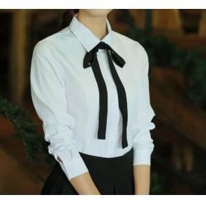 Белая блузка с черным бантом