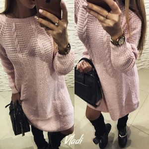 Розовое платье свитер