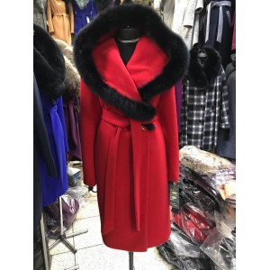 Красное пальто с черным мехом с капюшоном
