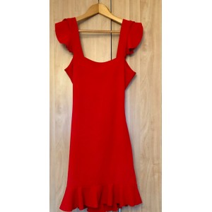Красное платье с воланами