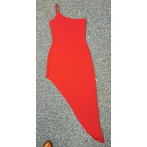 Красное асимметричное платье