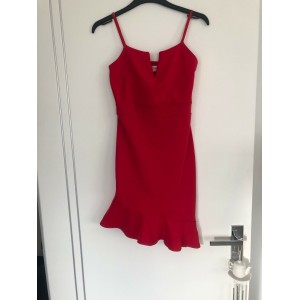Красное платье на бретелях с оборками