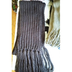 Длинный коричневый шарф с кисточками