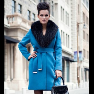 Пальто синее с черным мехом енота
